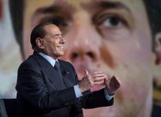 Berlusconi fischiato alla festa di Fdi fa sponda con Renzi
