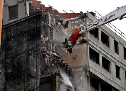 Milano: iniziata la demolizione delle torri di via Tofano
