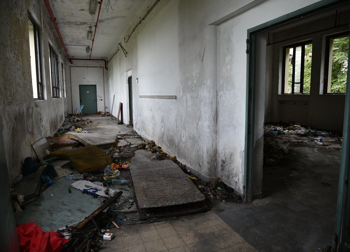 Milano, sgombero nell'ex scuola di via Zama Milano, sgombero nell'ex scuola di via Zama