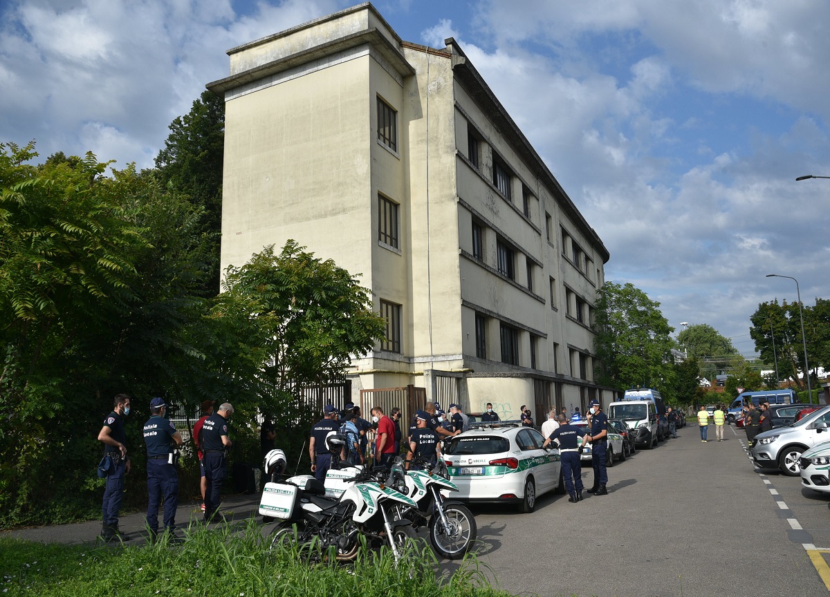 Milano, sgombero nell'ex scuola di via Zama Milano, sgombero nell'ex scuola di via Zama