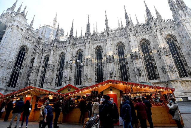 Milano: inaugurato il Mercatino di Natale Milano: inaugurato il Mercatino di Natale