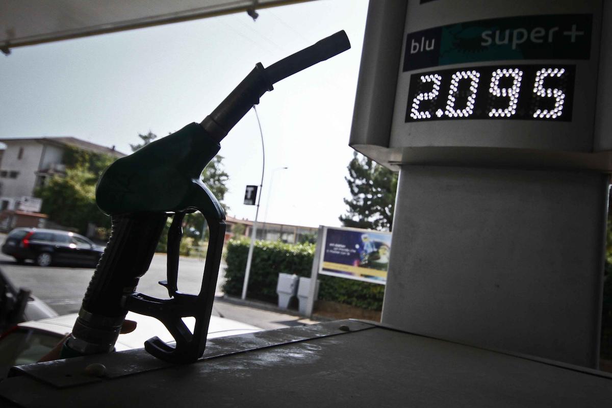 benzina prezzo giacimenti gas rincaro bollette