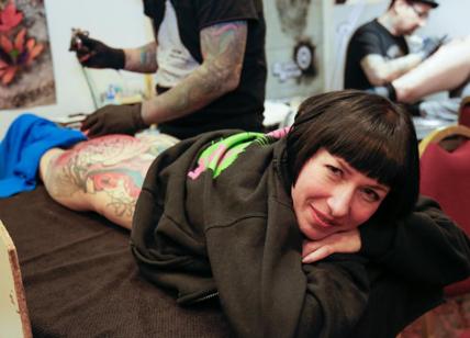 Tatuaggi, svolta epocale. Dal 4 gennaio vietati in tutta l'Ue quelli a colori