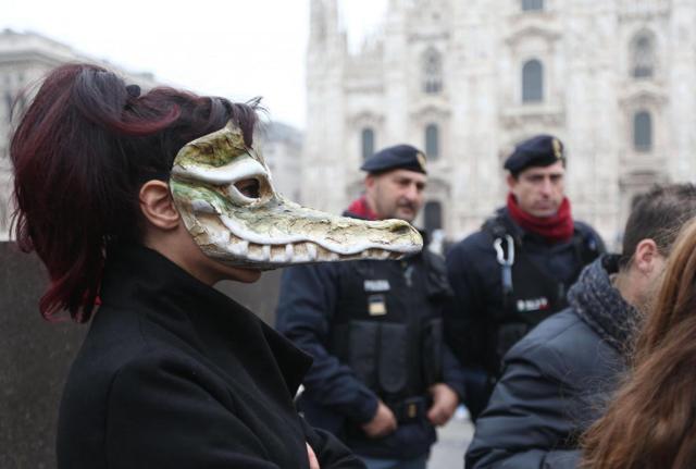 Un'animalista protesta contro gli accessori fatti con la pelle di coccodrillo: vedremo quali saranno le reazioni a questa novità culinaria