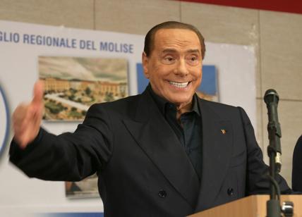 Berlusconi vuole il Quirinale e amoreggia pure coi 5s: "Il Rdc aiuta i poveri"