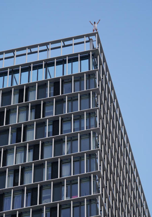 Londra, Il free-climber George King scala l'edificio Stratosphere Tower