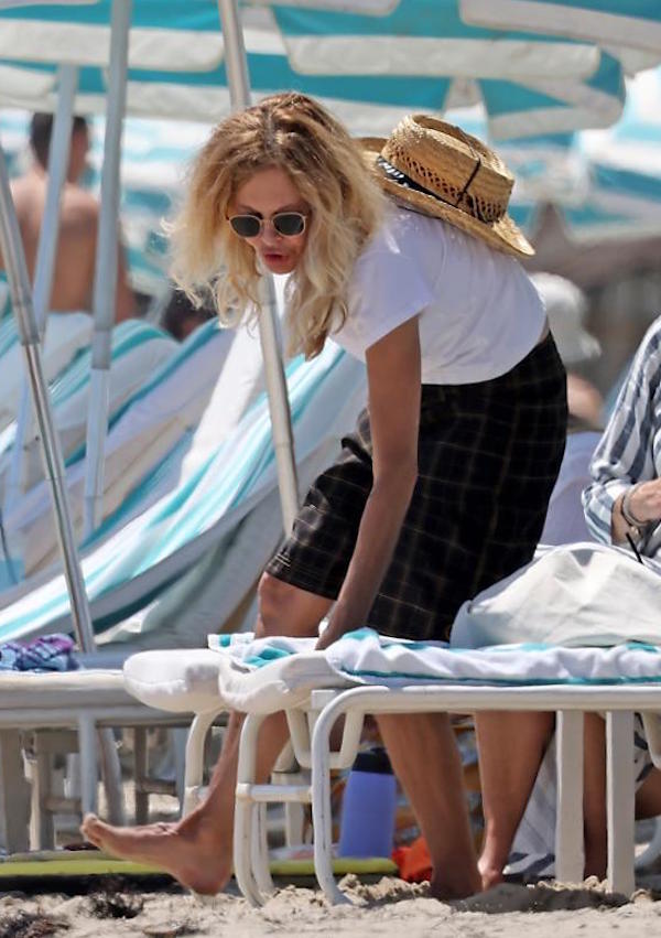 Santa Barbara , Meg Ryan si rilassa in spiaggia con una amica 