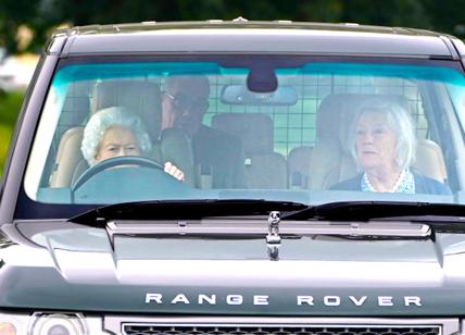 La Regina guida la Range Rovere e si diverte a guardare competere i cavalli