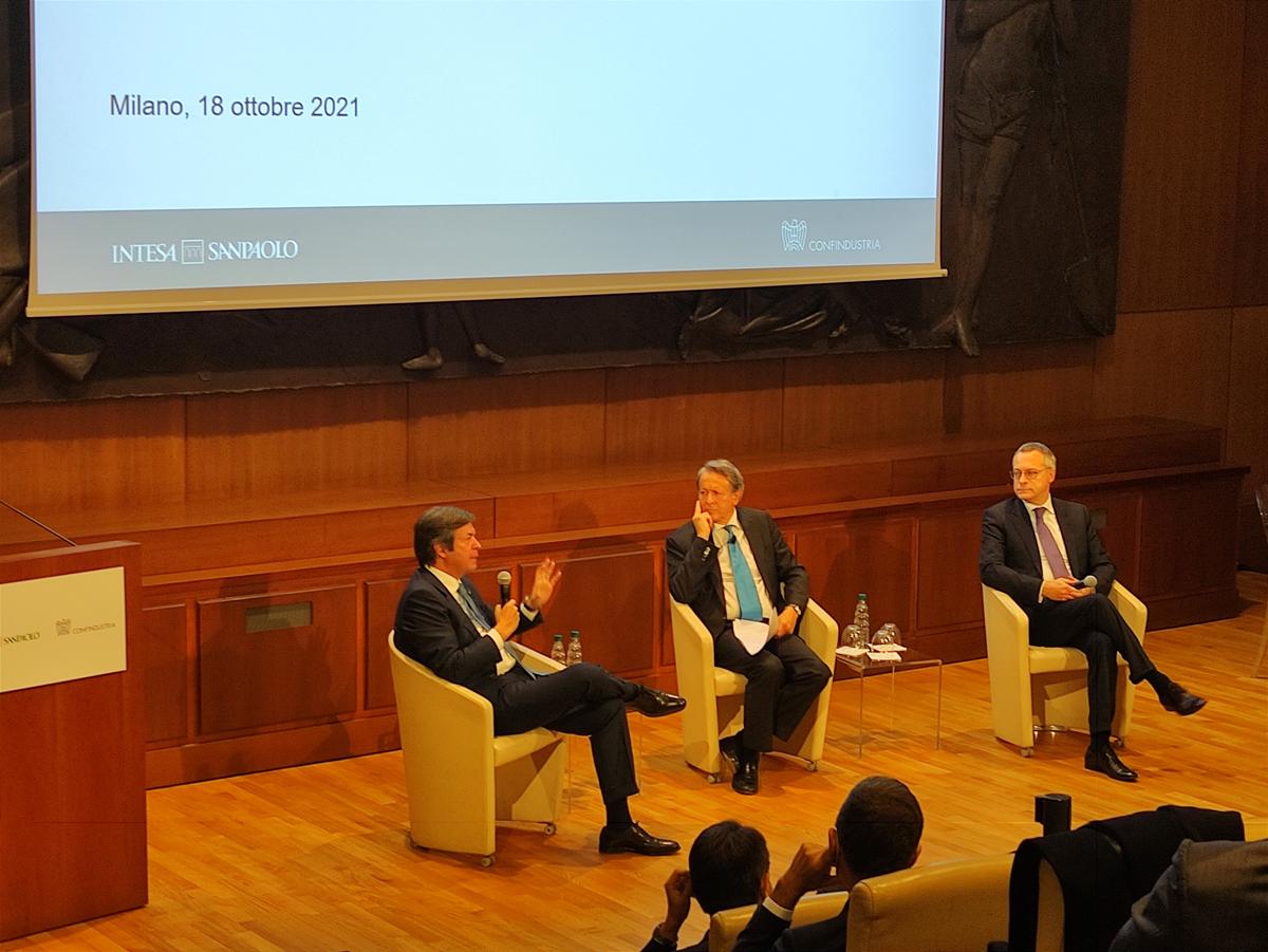 Carlo Messina, consigliere delegato e CEO di Intesa Sanpaolo, e Carlo Bonomi, presidente di Confindustria, con Fabio Tamburini, direttore del Sole 24 Ore Carlo Messina, consigliere delegato e CEO di Intesa Sanpaolo, e Carlo Bonomi, presidente di Confindustria, con Fabio Tamburini, direttore del Sole 24 Ore