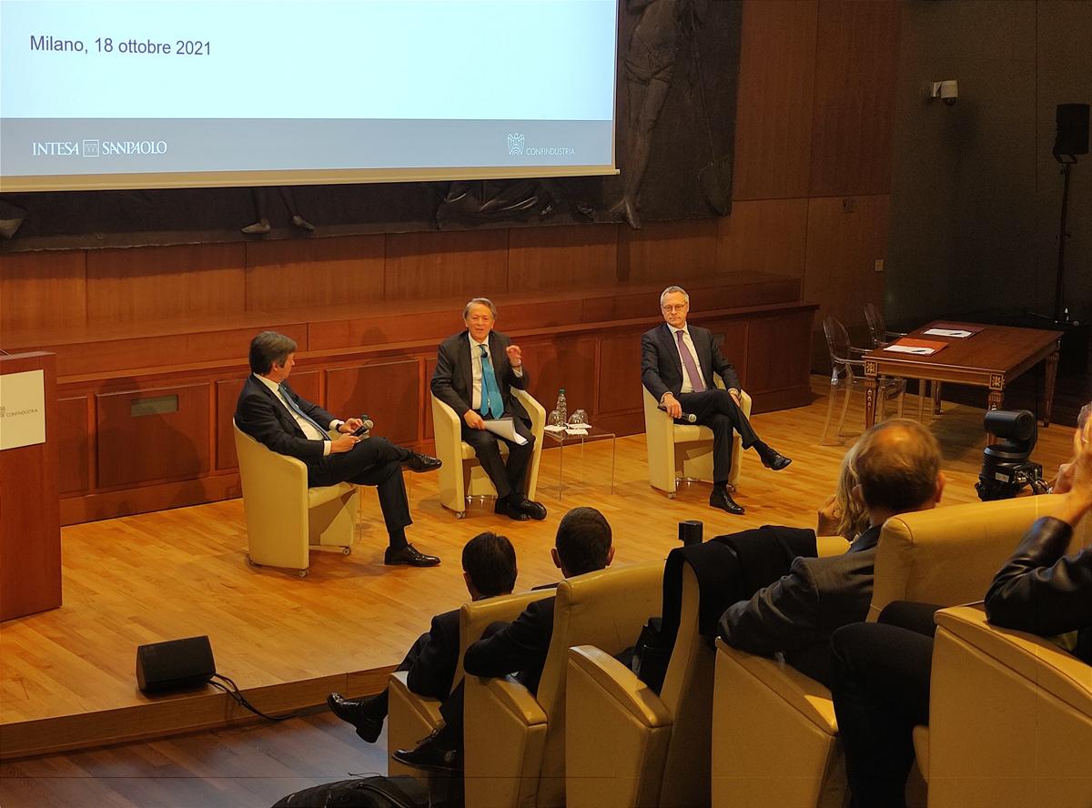 Carlo Messina, consigliere delegato e CEO di Intesa Sanpaolo, e Carlo Bonomi, presidente di Confindustria, con Fabio Tamburini, direttore del Sole 24 Ore Carlo Messina, consigliere delegato e CEO di Intesa Sanpaolo, e Carlo Bonomi, presidente di Confindustria, con Fabio Tamburini, direttore del Sole 24 Ore