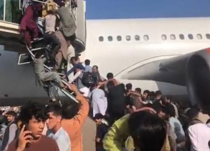 Afghanistan, aerei presi d'assalto all'aeroporto di Kabul. Cinque morti