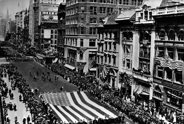 Le immagini dei successi bellici americani ormai sono tutte in bianco e nero (Lapresse) Le immagini dei successi bellici americani ormai sono tutte in bianco e nero (Lapresse)