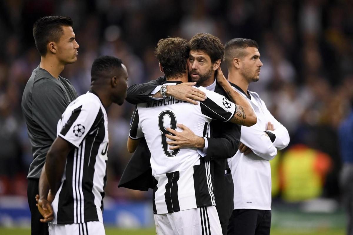 Andrea Agnelli consola Claudio Marchisio dopo la finale persa nel 2017 contro un Real Madrid davvero troppo forte (Lapresse) Andrea Agnelli consola Claudio Marchisio dopo la finale persa nel 2017 contro un Real Madrid davvero troppo forte (Lapresse)