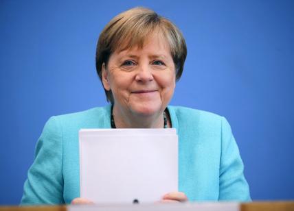 Merkel: "Sonni tranquilli con Scholz. Il mio futuro? Non starò solo in casa"