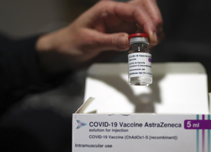 AstraZeneca, l'Ema assolve il vaccino:"Nessun rischio particolare di trombosi"