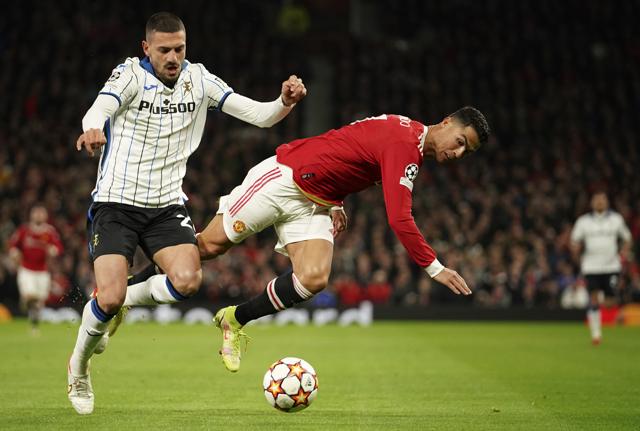 Un contrasto tra Demiral e Cristiano Ronaldo durante l'andata tra Atalanta e Manchester United Un contrasto tra Demiral e Cristiano Ronaldo durante l'andata tra Atalanta e Manchester United