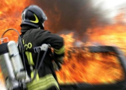 Terni, incendio in un'azienda di trasporti: bruciano bancali e plastica
