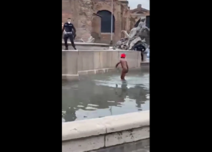 Roma, bagno senza vestiti nella fontana inseguito dalla polizia. VIDEO