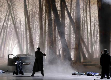 Una BMW Serie 5 nelle scene di apertura del Macbeth alla Scala di Milano