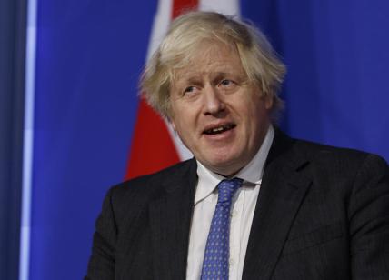 Boris Johnson di nuovo nella bufera: foto con vino e staff durante il lockdown