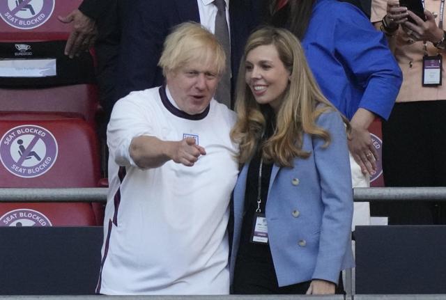 Boris Johnson e la moglie Carrie a Wembley per la semifinale Inghilterr-Danimarca (Lapresse) Boris Johnson e la moglie Carrie a Wembley per la semifinale Inghilterr-Danimarca (Lapresse)