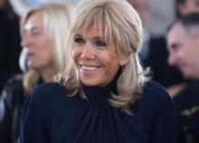 Brigitte Macron perde le staffe contro un gruppo di femministe: "Brutte stronze". E in Francia monta la polemica