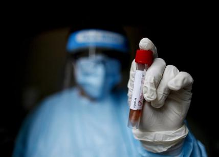 Vaccini, la whistleblower racconta il Pfizergate: "Test fatti senza sicurezza"