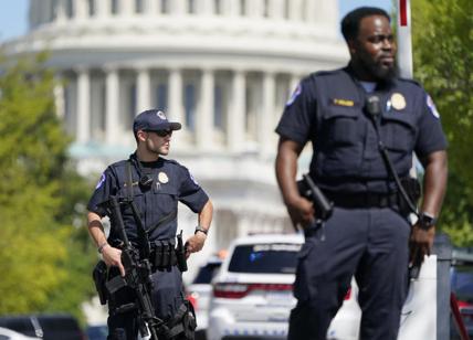Capitol Hill, allarme bomba: la polizia negozia con uomo a bordo di un pick-up