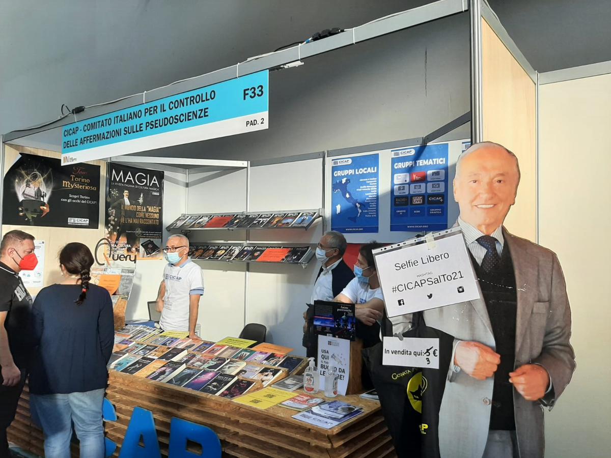 Lo stand di Cicap, comitato italiano per il controllo delle affermazioni sulle pseudoscienze Lo stand di Cicap, comitato italiano per il controllo delle affermazioni sulle pseudoscienze