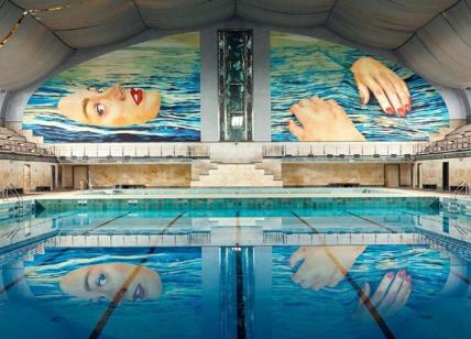 Be Water: il maxi murale di Cattelan alla piscina Cozzi di Milano