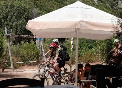 "La Zanzara" Cruciani all’avventura: vacanze in bici in giro per la Sardegna