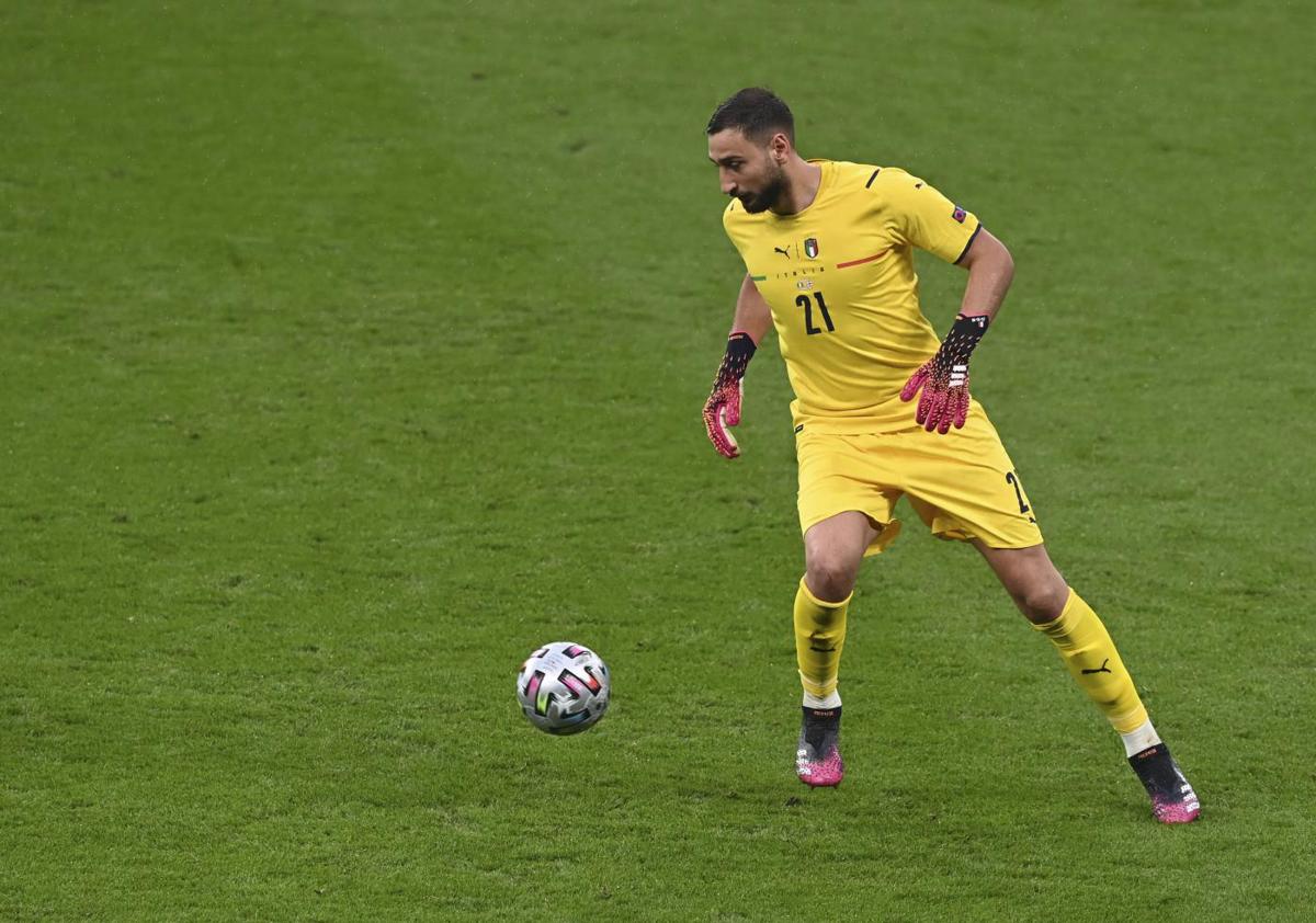 PORTIERE - GIGI DONNARUMMA: dopo il clamoroso divorzio dal Milan, si appresta alla prima stagione nel PSG. A Parigi si presenterà forte del premio come miglior giocatore degli Europei, conquistato dopo le imprese nelle serie ai rigori in semifinale e in finale PORTIERE - GIGI DONNARUMMA: dopo il clamoroso divorzio dal Milan, si appresta alla prima stagione nel PSG. A Parigi si presenterà forte del premio come miglior giocatore degli Europei, conquistato dopo le imprese nelle serie ai rigori in semifinale e in finale