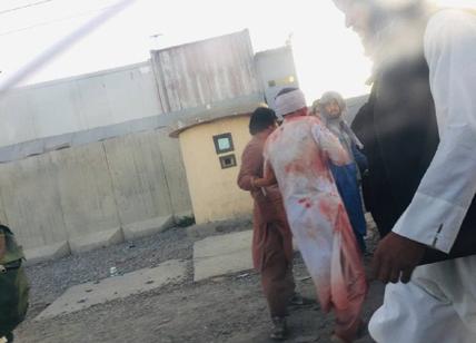 Afghanistan, kamikaze si fa esplodere all'aeroporto di Kabul: numerose vittime