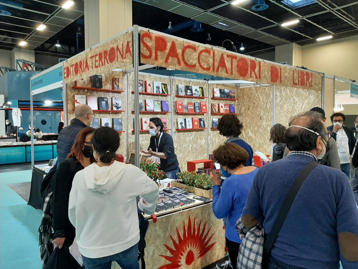Lo stand Editoria terrona-spacciatori di libri Lo stand Editoria terrona-spacciatori di libri