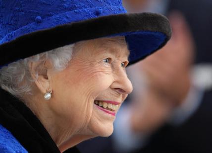Elisabetta II è morta di vecchiaia: svelata la causa del decesso della regina