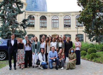 Enrico Pazzali (a sx) e gli studenti di Accademia Fiera Milano