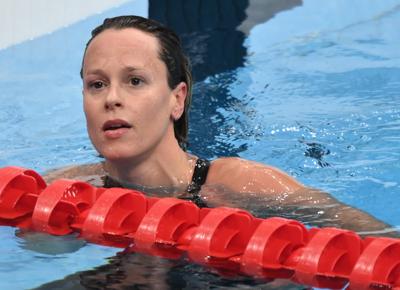 Federica PellegriniFederica Pellegrini festa addio tuffo in acqua con presidente coni