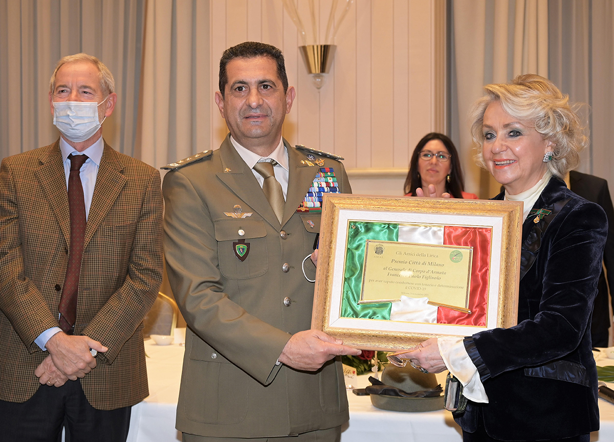 Guido Bertolaso e Francesco Paolo Figliuolo al Principe di Savoia di Milano dagli Amici della musica di Daniela Javarone