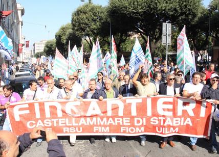 Fincantieri Castellammare di Stabia: operai in sit-in sulla Statale sorrentina