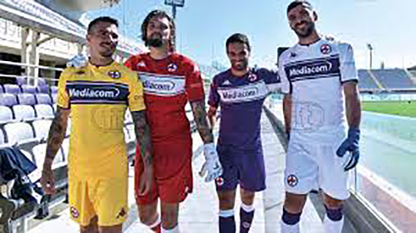 La Fiorentina rispolvera lo stile anni '80 per la stagione al via La Fiorentina rispolvera lo stile anni '80 per la stagione al via
