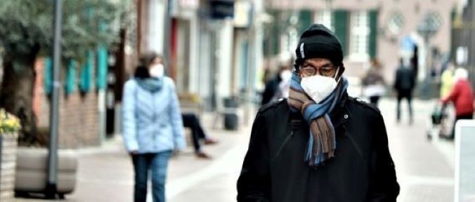 Terza dose, lockdown mirati e ritorno allo smartworking Covid, l'Europa si prepara alle nuove ondate invernali