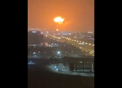 Forte esplosione a Dubai: scoppiato un incendio su una nave container