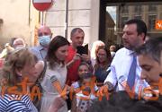 Il monito della signora a Salvini: ”Tenga da conto la Giorgia", e lui: "Sì, signora"