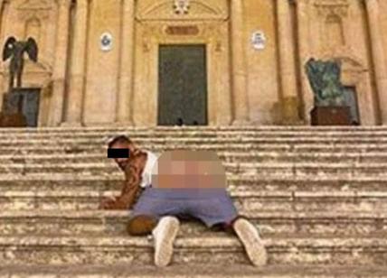 Foto nudo davanti alla cattedrale di Noto: denuncia da 10mila euro
