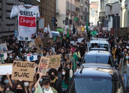 Fridays For Future, partenza da Largo Cairoli Giovani e studenti marciano in corteo a migliaia partendo da Largo Cairoli