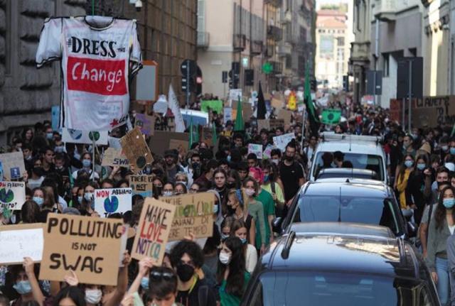 Manifestazione Fridays For Future a Milano, partenza da Largo Cairoli (ipa) Manifestazione Fridays For Future a Milano, partenza da Largo Cairoli (ipa)