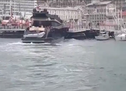 Genova, yacht fuori controllo si schianta sulle Chiatte al Porto Antico. VIDEO