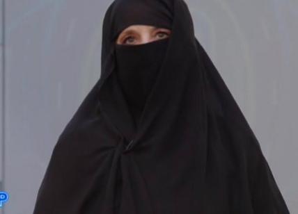 Gf Vip, la protesta di Jo Squillo in burqa: "Come fanno a indossarlo sempre"