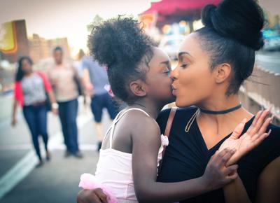 ragazza donna mamma figli bambina bambini famiglia