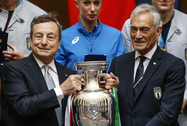 Gabriele Gravina porge al Premier Mario Draghi la Coppa Europa vinta a Wembley dalla nazionale azzurra Gabriele Gravina porge al Premier Mario Draghi la Coppa Europa vinta a Wembley dalla nazionale azzurra